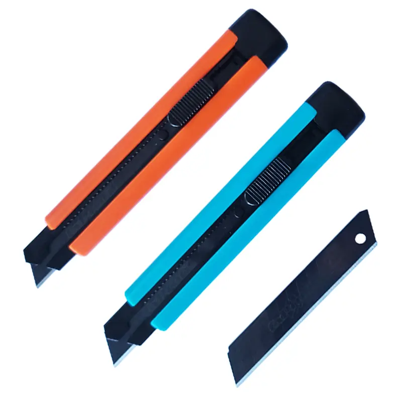 Knife, blade size 18mm x 8cm, plastic handle, spare blade, metallic protector